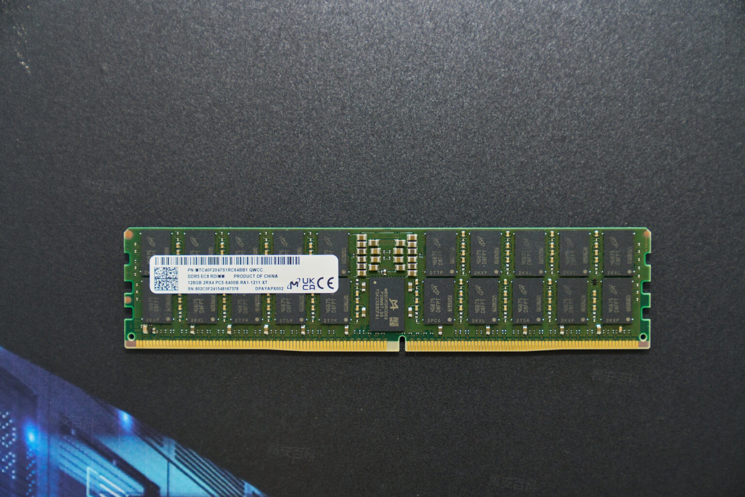 Micron DDR5 RDIMM 特写实拍（ServeTheHome）