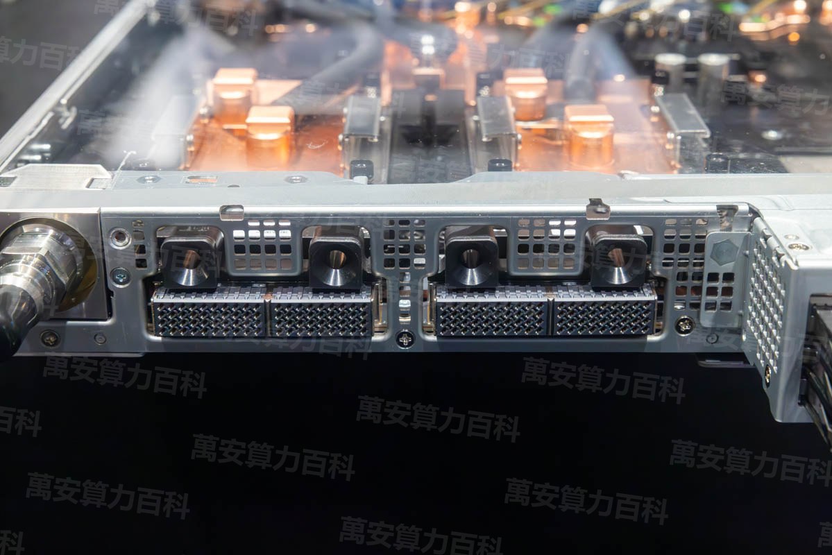 计算托盘后部 NVLink 线缆托与盲插液冷接头 实拍